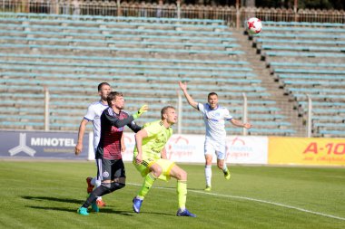 Minsk, Beyaz Rusya - 6 Mayıs 2018: Futbol oyuncular kavga Fc Dinamo Minsk ve Fc Shakhtar Traktor Stadı nda Beyaz Rusya Premier Ligi futbol maçı sırasında top için.