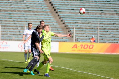 Minsk, Beyaz Rusya - 6 Mayıs 2018: Futbol oyuncular kavga Fc Dinamo Minsk ve Fc Shakhtar Traktor Stadı nda Beyaz Rusya Premier Ligi futbol maçı sırasında top için.