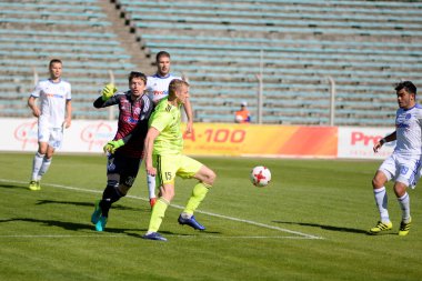 Minsk, Beyaz Rusya - 6 Mayıs 2018: Futbol oyuncular kavga Fc Dinamo Minsk ve Fc Shakhtar Traktor Stadı nda Beyaz Rusya Premier Ligi futbol maçı sırasında top için.