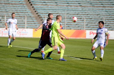 Minsk, Beyaz Rusya - 6 Mayıs 2018: Futbol oyuncular kavga Fc Dinamo Minsk ve Fc Shakhtar Traktor Stadı nda Beyaz Rusya Premier Ligi futbol maçı sırasında top için.
