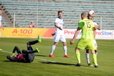 Minsk, Beyaz Rusya - 6 Mayıs 2018: oyuncular iddia, futbol Fc Dinamo Minsk ve Fc Shakhtar Traktor Stadı nda Beyaz Rusya Premier Ligi futbol maçı sırasında çakışma