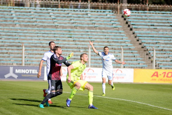 Minsk, Beyaz Rusya - 6 Mayıs 2018: Futbol oyuncular kavga Fc Dinamo Minsk ve Fc Shakhtar Traktor Stadı nda Beyaz Rusya Premier Ligi futbol maçı sırasında top için.