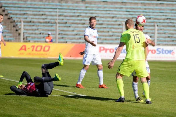 6 мая 2018 года: Футболисты спорят, конфликт во время футбольного матча Белорусской Премьер-лиги между "Динамо" и "Шахтером" на стадионе "Трактор" — стоковое фото