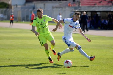 Minsk, Beyaz Rusya - 6 Mayıs 2018: Futbol oyuncular kavga Fc Dinamo Minsk ve Fc Shakhtar Traktor Stadı nda Beyaz Rusya Premier Ligi futbol maçı sırasında top için