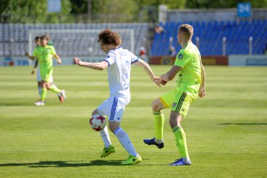 Minsk, Beyaz Rusya - 6 Mayıs 2018: Futbol oyuncular kavga Fc Dinamo Minsk ve Fc Shakhtar Traktor Stadı nda Beyaz Rusya Premier Ligi futbol maçı sırasında top için