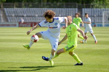 Minsk, Beyaz Rusya - 6 Mayıs 2018: Futbol oyuncular kavga Fc Dinamo Minsk ve Fc Shakhtar Traktor Stadı nda Beyaz Rusya Premier Ligi futbol maçı sırasında top için.