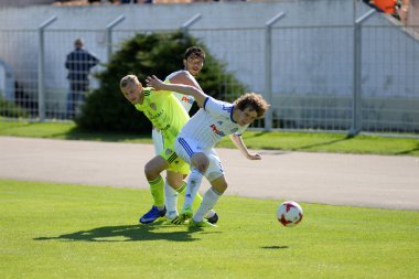 Minsk, Beyaz Rusya - 6 Mayıs 2018: Futbol oyuncular kavga Fc Dinamo Minsk ve Fc Shakhtar Traktor Stadı nda Beyaz Rusya Premier Ligi futbol maçı sırasında top için.