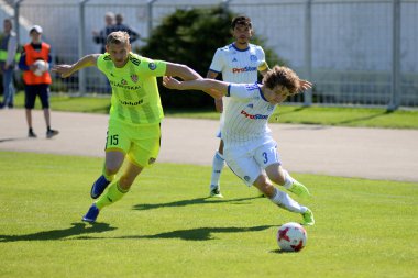 Minsk, Beyaz Rusya - 6 Mayıs 2018: Futbol oyuncular kavga Fc Dinamo Minsk ve Fc Shakhtar Traktor Stadı nda Beyaz Rusya Premier Ligi futbol maçı sırasında top için.