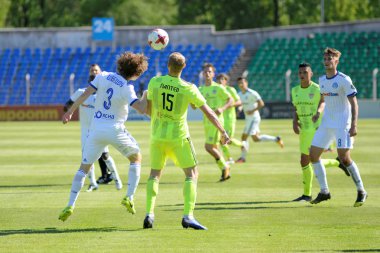 Minsk, Beyaz Rusya - 6 Mayıs 2018: Futbol oyuncular kavga Fc Dinamo Minsk ve Fc Shakhtar Traktor Stadı nda Beyaz Rusya Premier Ligi futbol maçı sırasında top için.