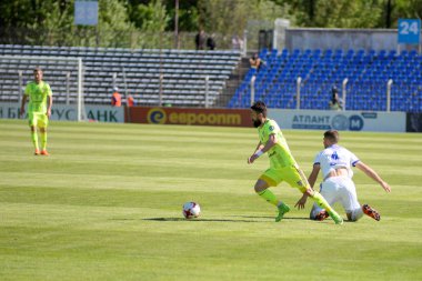 Minsk, Beyaz Rusya - 6 Mayıs 2018: Futbol oyuncular kavga Fc Dinamo Minsk ve Fc Shakhtar Traktor Stadı nda Beyaz Rusya Premier Ligi futbol maçı sırasında top için.
