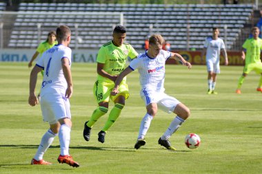 Minsk, Beyaz Rusya - 6 Mayıs 2018: Futbol oyuncular kavga Fc Dinamo Minsk ve Fc Shakhtar Traktor Stadı nda Beyaz Rusya Premier Ligi futbol maçı sırasında top için.
