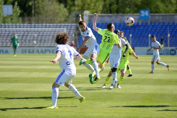 Minsk, Beyaz Rusya - 6 Mayıs 2018: Futbol oyuncular kavga Fc Dinamo Minsk ve Fc Shakhtar Traktor Stadı nda Beyaz Rusya Premier Ligi futbol maçı sırasında top için