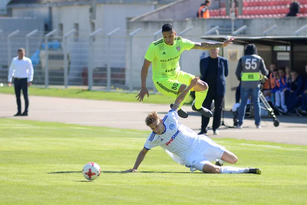 MINSK, BELARO - 6 MAGGIO 2018: I giocatori di calcio combattono per il pallone durante la partita di calcio della Premier League bielorussa tra FC Dynamo Minsk e FC Shakhtar al Traktor Stadium — Foto Stock