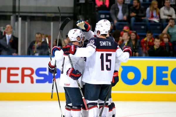 Minsk, Beyaz Rusya - 7 Mayıs: ABD hokey takımı 2014 sırasında kutluyor IIHF Dünya buz hokeyi Şampiyonası maç 7 Mayıs 2014 Minsk, Beyaz Rusya