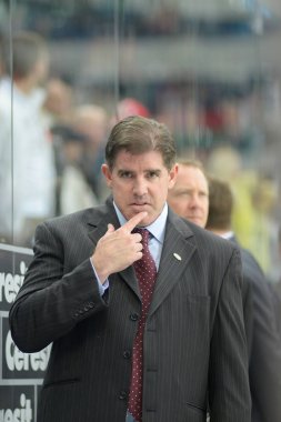 Minsk, Beyaz Rusya - 7 Mayıs: Laviolette Peter, baş antrenör ABD, tepki 2014 IIHF Dünya buz hokeyi Şampiyonası sırasında 7 Mayıs 2014 Minsk, Belarus ise maç.