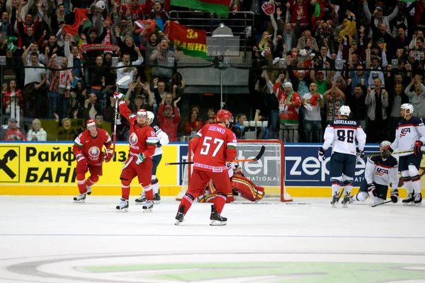 Minsk, Beyaz Rusya - Beyaz Rusya'nın Mayıs 7:Team kutlamak hedefi 2014 sırasında 7 Mayıs 2014 IIHF Dünya buz hokeyi Şampiyonası maç Minsk, Beyaz Rusya — Stok fotoğraf