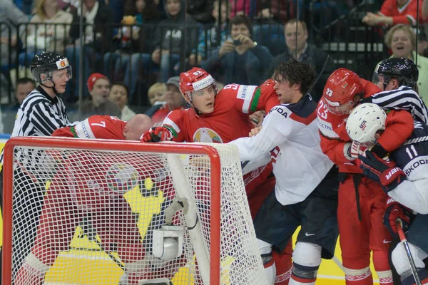 Minsk, Beyaz Rusya - 7 Mayıs: ABD ve Beyaz Rusya takımı kavga sırasında 2014 IIHF Dünya buz hokeyi Şampiyonası maç 7 Mayıs 2014 Minsk, Beyaz Rusya — Stok fotoğraf
