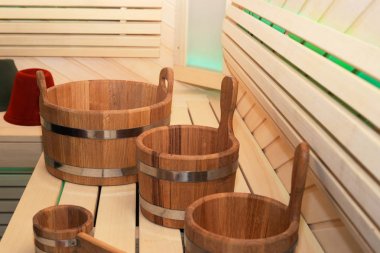 Kepçe ve küvet araçları ile ahşap Hamam kapatın. Ahşap sauna iç donanımları ile.