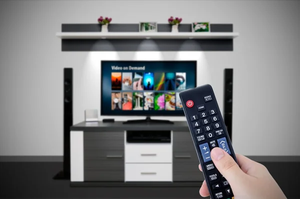 Video-ra követelés Watching Tv. televízió otthoni cine Vod szolgáltatás — Stock Fotó