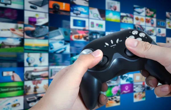 Gamer εκμετάλλευση pad παιχνίδι στα χέρια. Παιχνίδι ελεγκτή με τη ροή πολυμέσων — Φωτογραφία Αρχείου