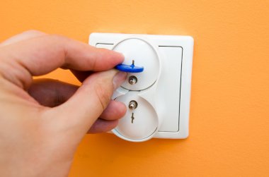 Bebek ve çocuk güvenliği için elektrik güvenlik fişleri