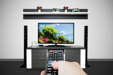 Modern Tv odada televizyon izliyor. Televizyon çözünürlüğe karşılaştırın