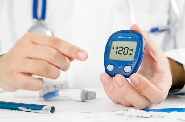 Läkare gör blodsocker test. Hälsovård, diabetes, medicinska begrepp — Stockfoto