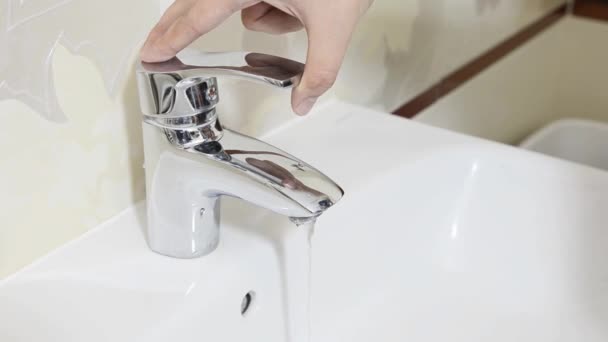 浴室で手を洗う男. — ストック動画