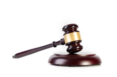 Beyaz arkaplanda ahşap tokmak