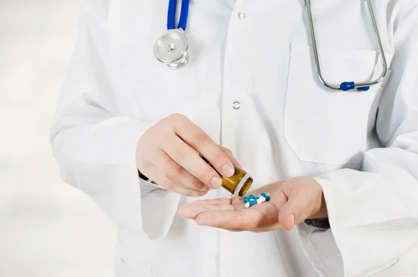 Le docteur lui verse des pilules sur la main. Concept médical à l'hôpital . — Photo