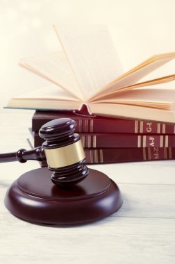 Hukuk tokmak ve kitap kompozisyon.