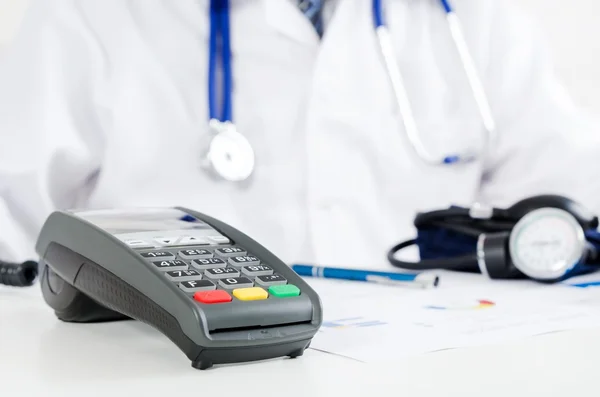 Payment terminal in doctor's office. Pay for health care — Stock Photo, Image