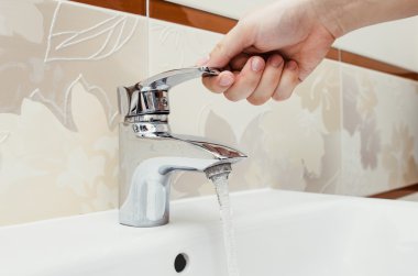 Adam sökün musluk banyo.