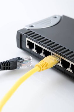 Ağ anahtarı aygıt ve ethernet kablolarını beyaz