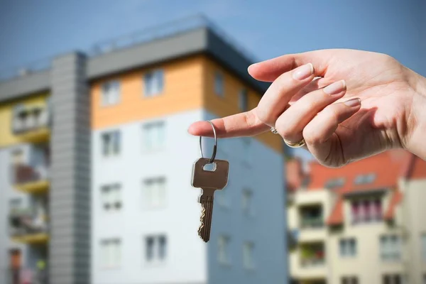 Mulher mão segurando chaves para casa nova . — Fotografia de Stock