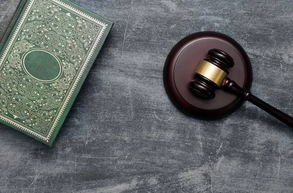 Gavel and book top view — Stock Photo, Image