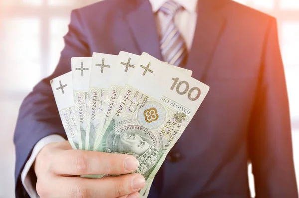 Reihe polnischer Banknoten in der Hand von Geschäftsleuten — Stockfoto