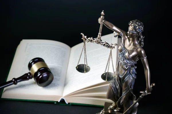 Rechtsbegriff mit themis, Symbol der Gerechtigkeit — Stockfoto