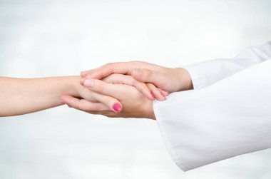 Doktor holding hasta el yakın çekim