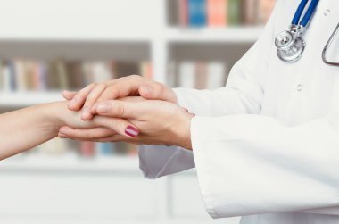 Doktor holding hasta el yakın çekim