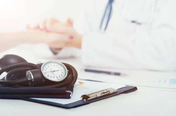 Consulta médica al médico y al paciente — Foto de Stock