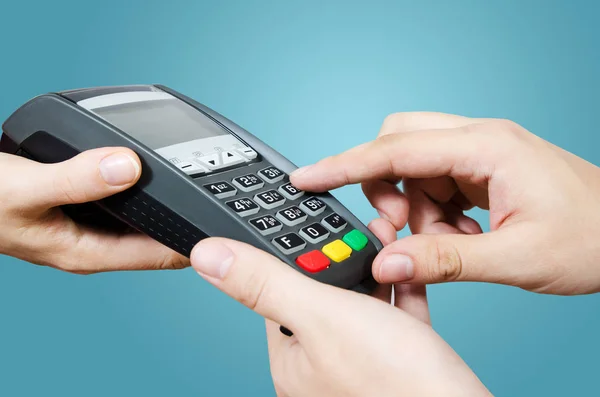 Kredi kartı swipe Satılık terminal aracılığıyla — Stok fotoğraf