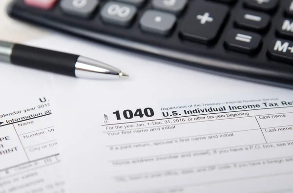 Formulário de imposto dos EUA 1040 com caneta e calculadora . — Fotografia de Stock