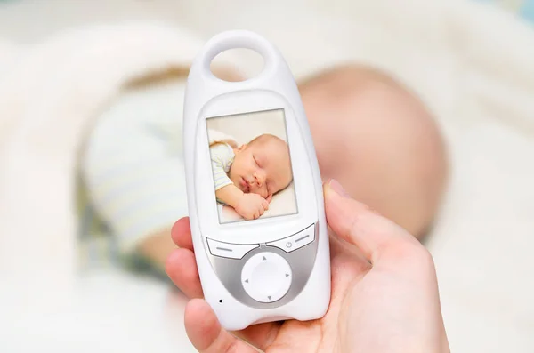 Video spädbarnsbevakning för säkerhet av barnet — Stockfoto