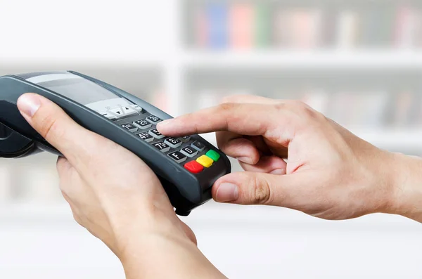 Machnięcia karty kredytowej za pośrednictwem terminali na sprzedaż — Zdjęcie stockowe