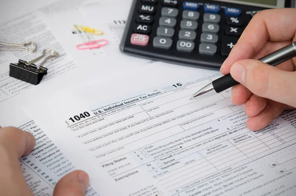 Homem preenchendo formulário de imposto dos EUA — Fotografia de Stock