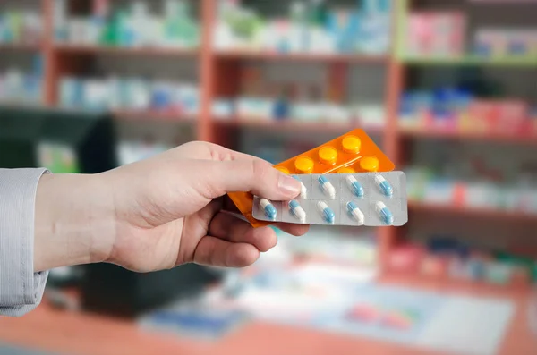 Farmacêutico segurando comprimidos nas mãos — Fotografia de Stock