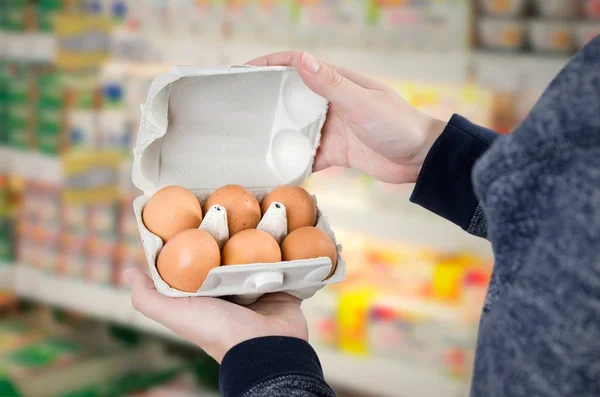 Yumurta kutusu süpermarkette tutan adam — Stok fotoğraf