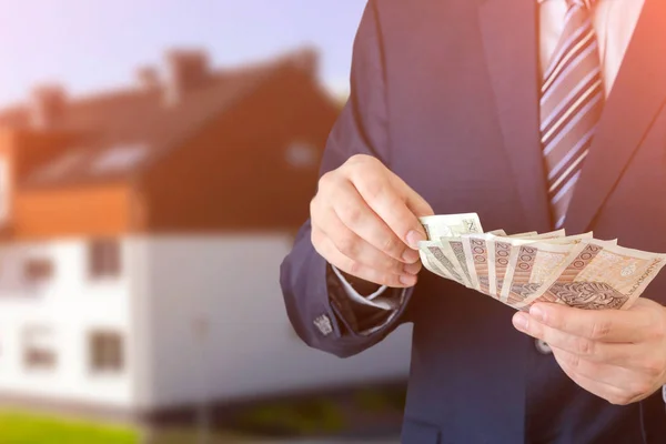 Polský podnikatel drží peníze. Půjčka na účet podniku — Stock fotografie