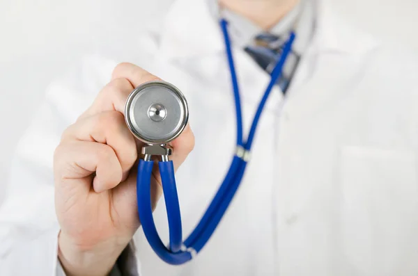 Doktor drží stetoskop — Stock fotografie